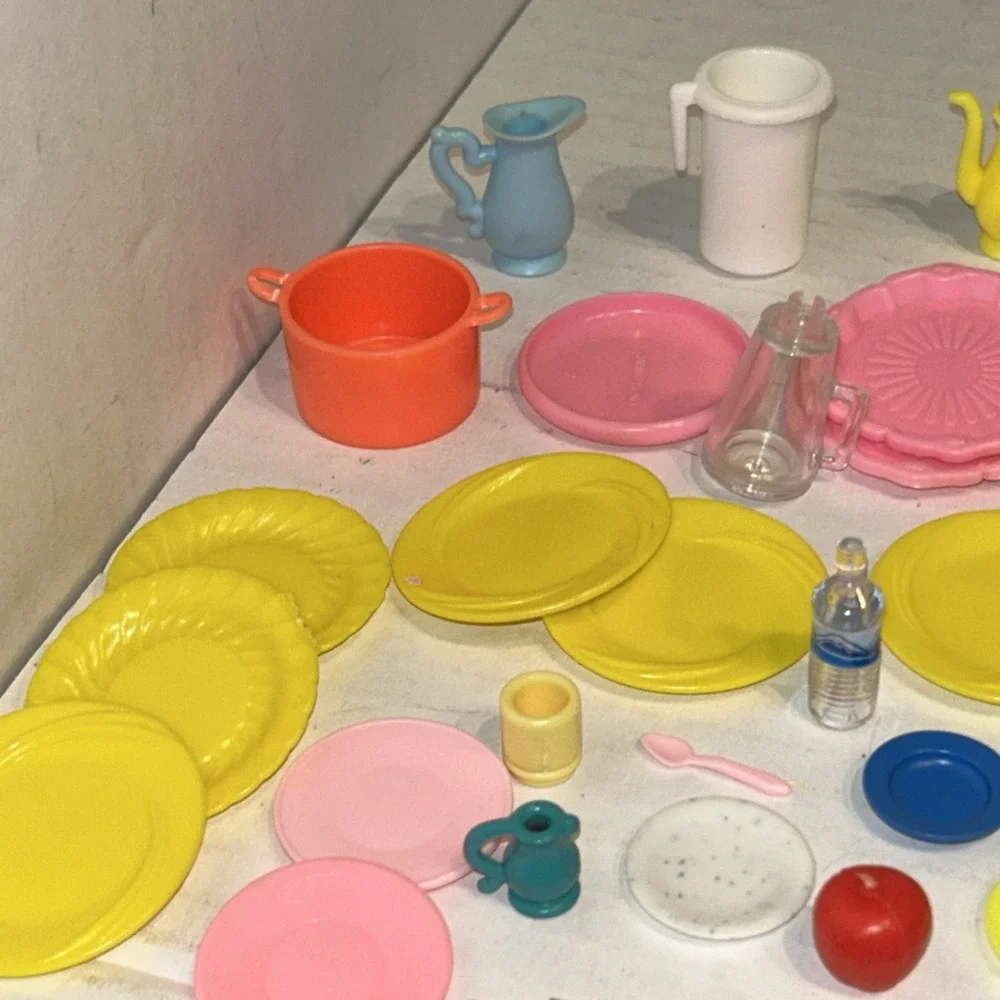 Lot of 59 Pieces Vintage Barbie Accessories Dishes Kitchen‎ Plates Cups B3